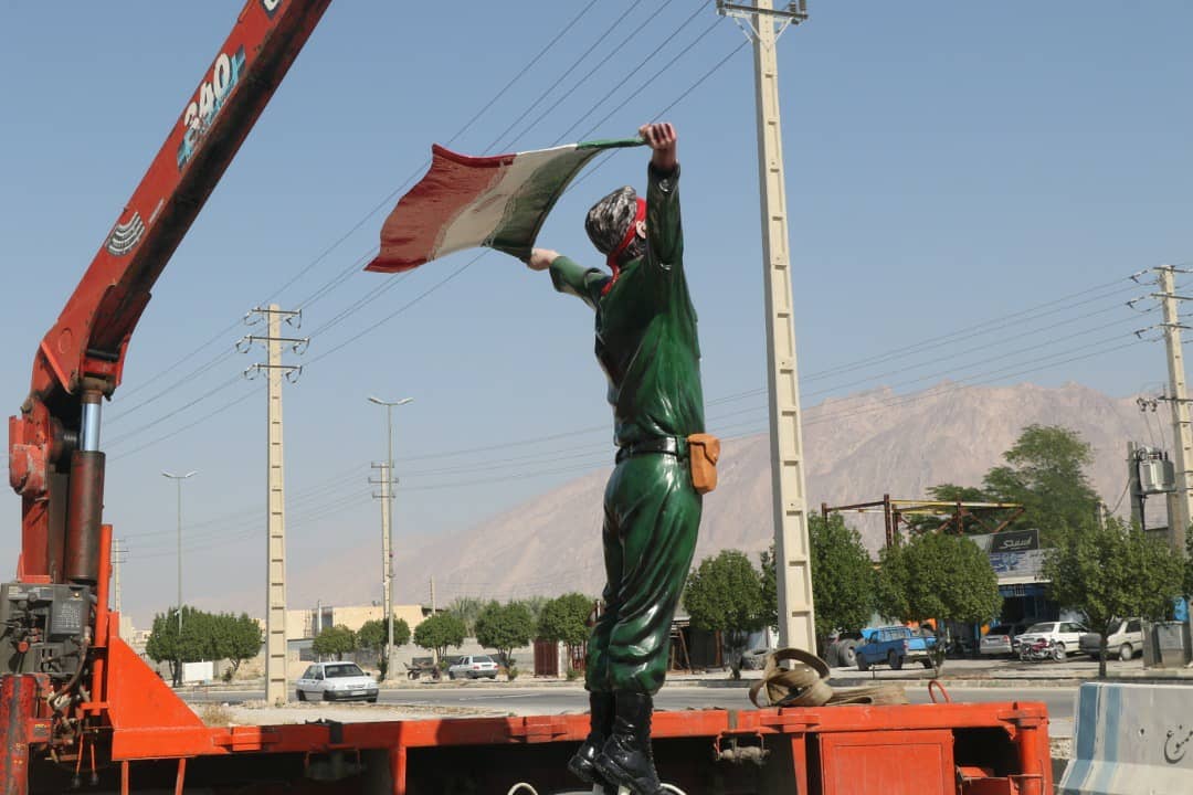 نصب و رونمایی از تندیس «پاسدار»در شهر اهرم