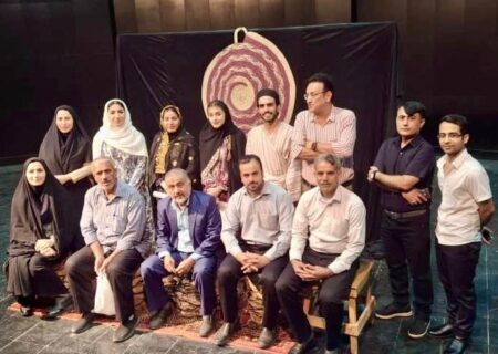 بمناسبت هفته فرهنگی اهرم برگزار شد، اجرای نمایشنامه خوانی “شبیخون” در اهرم