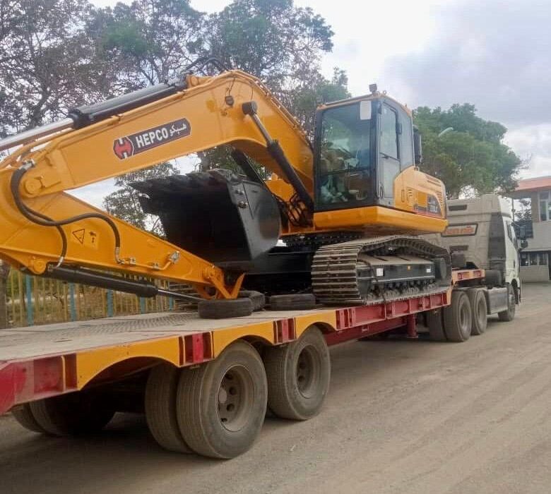 شهردار اهرم خبر داد: خرید یک دستگاه بیل مکانیکی برای شهرداری اهرم