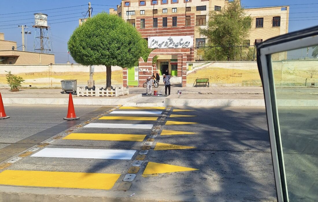 رنگ آمیزی و نوسازی خطوط عابر پیاده و سرعت‌کاه‌های سطح شهر / گزارش تصویری
